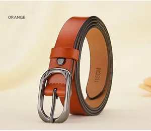Detail van oranje lederen riem met metalen gesp en 115cm maataanduiding