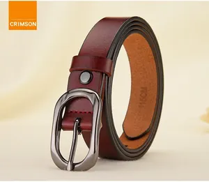 Detail van karmozijnrode leren riem met 115cm stempel en donkere metalen gespafwerking