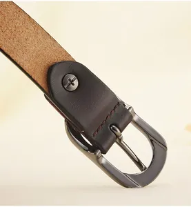 Detail van legering gesp met gladde afwerking op een smalle bruine lederen riem