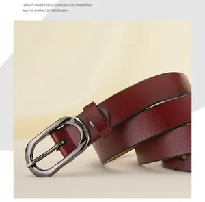 Detailopname van een elegante roodbruine lederen riem met gepolijste metalen gesp grijs