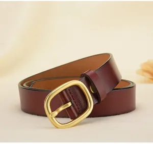 Cinturón elegante de cuero burdeos para mujer con una hebilla rectangular de metal dorado