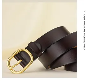 Gros plan sur une ceinture en cuir marron foncé avec boucle dorée ovale pour femme
