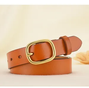 Ceinture minimaliste en cuir marron pour femme avec boucle carrée dorée et texture raffinée