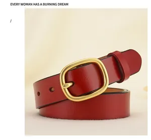 Détail d'une ceinture en cuir rouge pour femme avec boucle carrée dorée sur fond beige