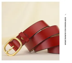 Gros plan d'une ceinture en cuir rouge pour femme avec boucle ovale en or mat et couture