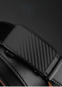 Détail macro de ceinture homme en cuir avec boucle automatique en texture carbone