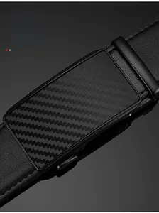 Détail de ceinture en cuir pour homme avec boucle automatique en fibre de carbone