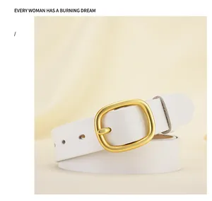 Détail d'une ceinture en cuir blanc avec une boucle rectangulaire dorée sur fond beige doux