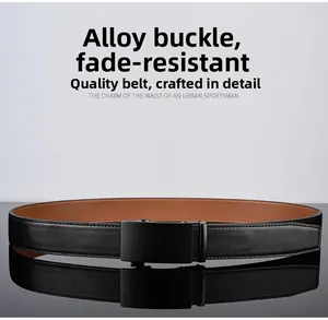 Gros plan sur la boucle automatique noire mate et le cuir noir de cette ceinture pour homme