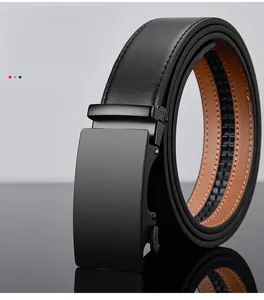 Détail de la ceinture en cuir pour homme avec boucle automatique noire mate et sangle