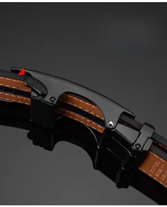Détail macro de la boucle automatique de ceinture en cuir pour homme et son mécanisme fluide