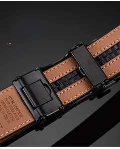 Détail de la ceinture en cuir pour hommes avec boucle automatique et texture litchi