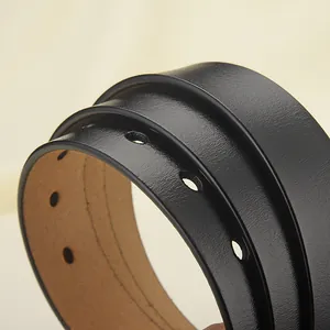 Ceinture minimaliste en cuir noir pour femme montrant la texture souple et mate