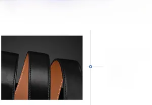 Vue détaillée des coutures en nylon sur une ceinture professionnelle en cuir noir pour homme