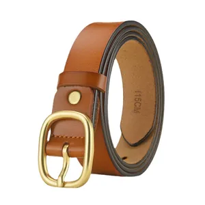 Ceinture femme en cuir marron avec boucle ovale dorée mate sur fond blanc minimaliste
