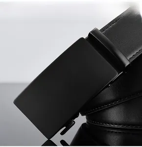 Détail de la boucle automatique noire mate et de la texture du cuir de la ceinture