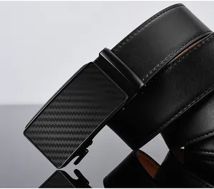 Gros plan sur ceinture en cuir pour homme avec boucle automatique en alliage de carbone