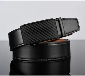 Détail de la ceinture en cuir pour homme avec boucle automatique à texture carbone