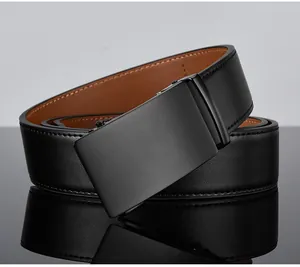Détail d'une ceinture en cuir noir avec boucle automatique mate et surpiqûres précises