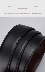 Detailopname van de tweelaagse rundlederen riem met stevige stiksels en fijne textuur