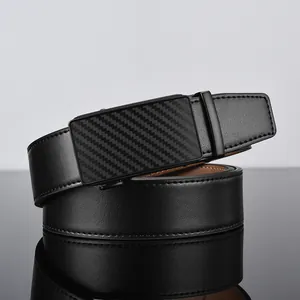 Ceinture en cuir pour homme avec boucle automatique motif carbone et finition élégante