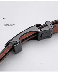 Dettaglio macro della fibbia automatica e del meccanismo a cricchetto per cinture in pelle