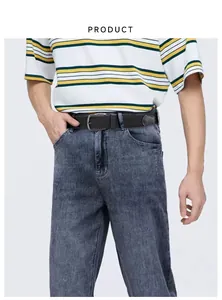 Détail de la ceinture tressée élastique noire avec boucle en alliage sur jean gris