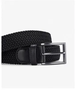 Détail de la ceinture tressée noire élastique avec boucle en alliage bronze