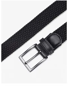 Gros plan d'une ceinture tressée élastique noire avec une boucle ardillon argentée