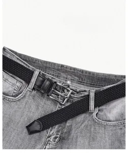 Gros plan sur la ceinture tressée noire élastique avec boucle ardillon en alliage