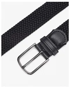Détail de la ceinture tressée noire avec boucle argentée mate et finitions soignées