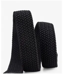 Gros plan d'une ceinture tressée noire élastique montrant la texture dense