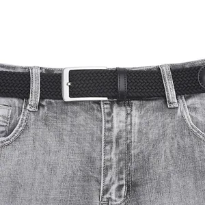 Elastischer geflochtener schwarzer Gürtel mit silberner Schnalle an grauer Jeans für Herren