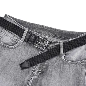 Ceinture tressée noire élastique pour homme avec boucle argentée sur un jean