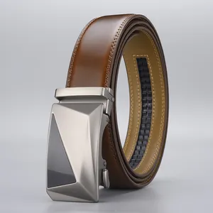 Cintura da uomo in pelle marrone premium con fibbia automatica geometrica in metallo