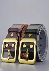 Détail de ceintures en cuir de vachette de qualité avec boucles dorées mates