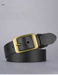 Détail d'une ceinture vintage en cuir noir avec texture épaisse et boucle en laiton