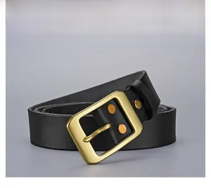 Détail macro de ceinture en cuir pour homme avec boucle vintage et rivets dorés