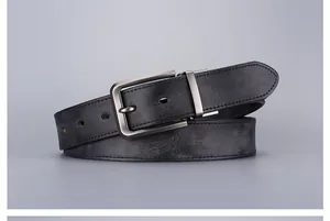 Detail eines schwarzen Ledergürtels mit matter Metallschnalle für Herren im Business-Stil