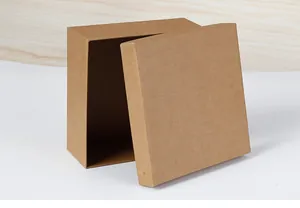Macro-opname van een vierkante kraftpapier geschenkdoos met deksel en matte textuur
