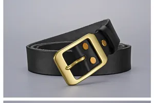 Détail de ceinture en cuir de vachette noir avec une boucle à ardillon en laiton doré mat