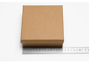Bovenaanzicht van een vierkante bruine kraftpapier geschenkdoos met deksel, breedte 12,4 cm