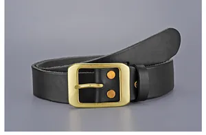 Détail de la ceinture en cuir noir avec boucle ardillon en laiton vintage et rivets