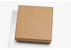 Macro-opname van een vierkante kraftpapier geschenkdoos met een liniaal voor afmetingen