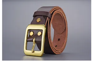 Gros plan sur ceinture en cuir véritable marron foncé avec boucle ardillon dorée mate