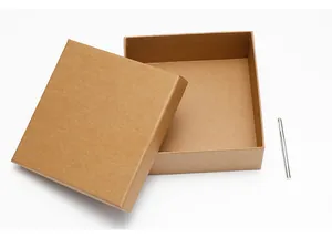 Detail van Kraftpapier geschenkdoos met deksel en metalen cilindrisch gereedschap