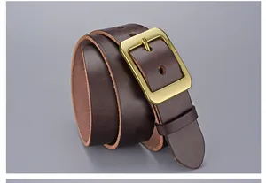 Vue détaillée d'une ceinture en cuir véritable marron foncé avec boucle ardillon rétro