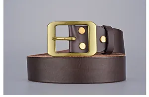 Détail de la ceinture en cuir véritable marron foncé avec boucle en laiton et rivets