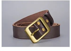 Détail d'une ceinture en cuir marron foncé vintage avec boucle en laiton pur