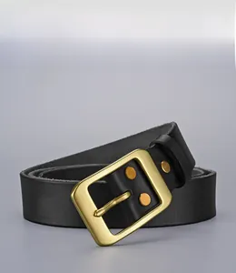 Gros plan sur la boucle en laiton massif et le cuir noir de cette ceinture vintage
